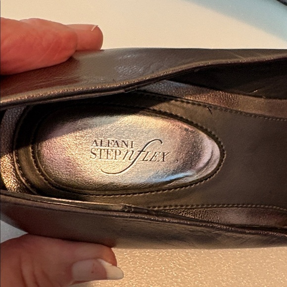 Alfani  Step n flex women’s shoes
Pep-toe  2”wedge heel metallic, pewter padded - Picture 11 of 13
